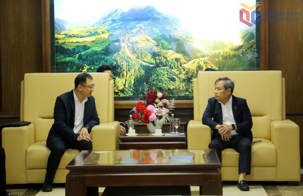Đồng chí Vũ Đại Thắng, Ủy viên Trung ương Đảng, Bí thư Tỉnh ủy, Trưởng Đoàn ĐBQH tỉnh, tiếp xã giao ông Cao Tân Văn, Chủ tịch Hiệp hội Xúc tiến Phát triển Khu công nghiệp Tô Châu (Trung Quốc).