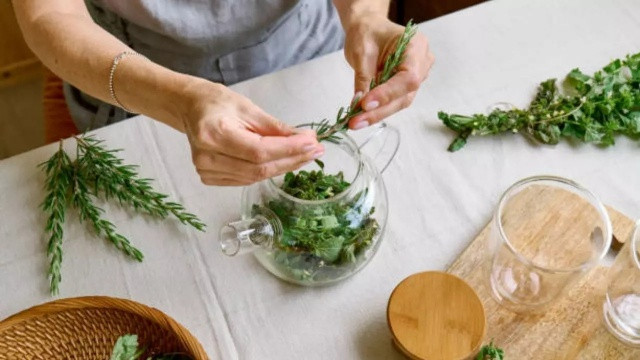 6 loại thực phẩm giúp trẻ lâu- Ảnh 2. Nửa thìa cà phê hương thảo