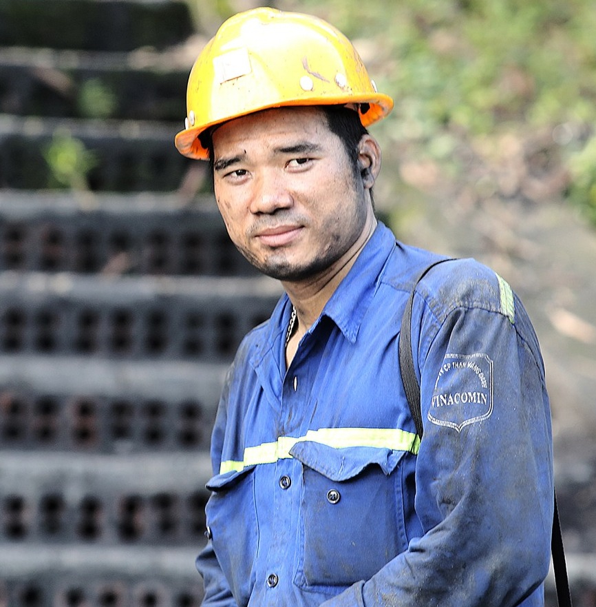 Thợ lò Phạm Đình Duẩn sau một ngày đi lò. Ảnh: Phạm Cường- CTV.