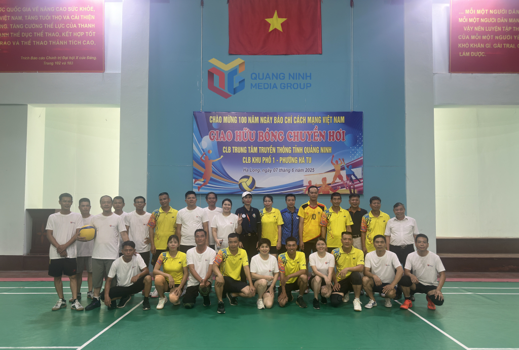Đội bóng chuyền hơi nam và nam, nữ của Trung tâm Truyền thông tỉnh và đội bóng chuyền hơi nam, và nam, nữ đến từ Khu phố 1, phường Hà Tu chụp ảnh lưu niệm trước khi bước vào trận đấu.