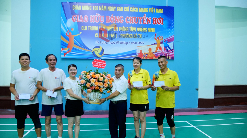 Kết thúc trận giao hữu Ban tổ chức đã trao giải và tặng hoa cho các đội giành chiến thắng