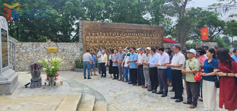 Đoàn đại biểu Hội Nhà báo tỉnh Quảng Ninh thắp hương tại ngôi Trường dạy làm báo Huỳnh Thúc Kháng ở huyện Đại Từ (tỉnh Thái Nguyên).