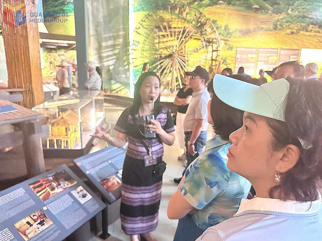 Đoàn cán bộ, phóng viên, hội viên Hội Nhà báo tỉnh Quảng Ninh thăm