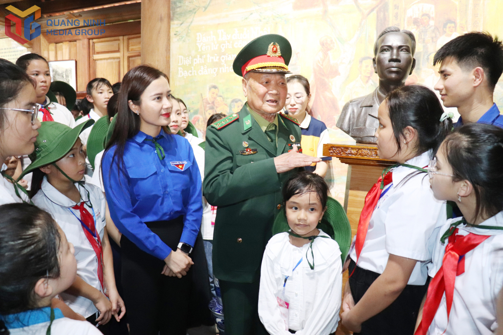 Thiếu nhi Quảng Ninh được học tập ôn truyền thống lịch sử tư chương trình Trại hè Ước mơ hồng -