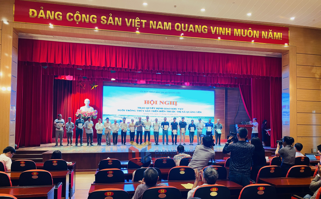 Lãnh đạo TX Quảng Yên trao quyết định giao khu vực NTTS trên biển cho các hộ dân trên địa bàn.
