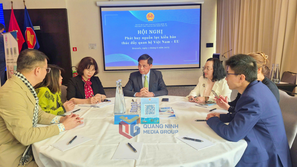 Đoàn Đại biểu Tỉnh Quảng Ninh do đồng chí Vũ Văn Diện, Phó Chủ tịch Thường trực UBND tỉnh làm trưởng đoàn đã tiếp xúc song phương với 15 tổ chức người Việt Nam tại Châu Âu