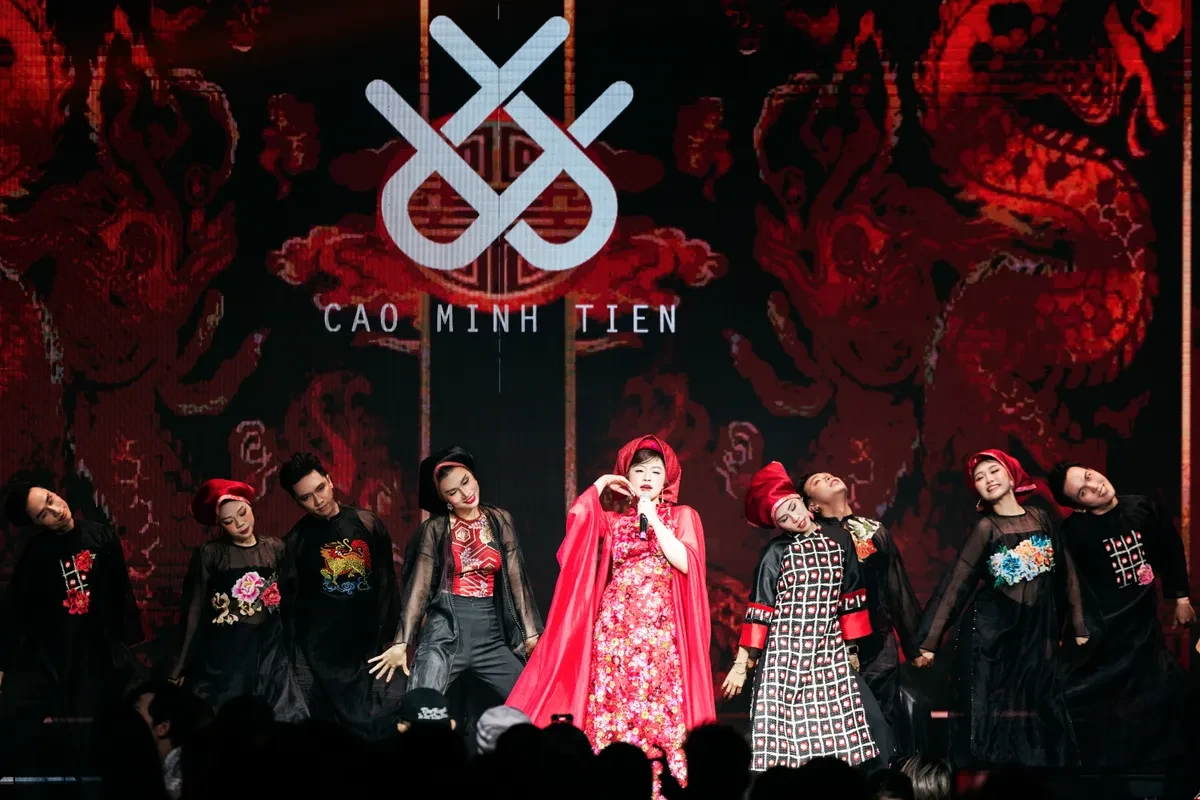 Sao mai Nguyễn Thu Hằng tái xuất trong show thời trang của Cao Minh Tiến - Ảnh 1.