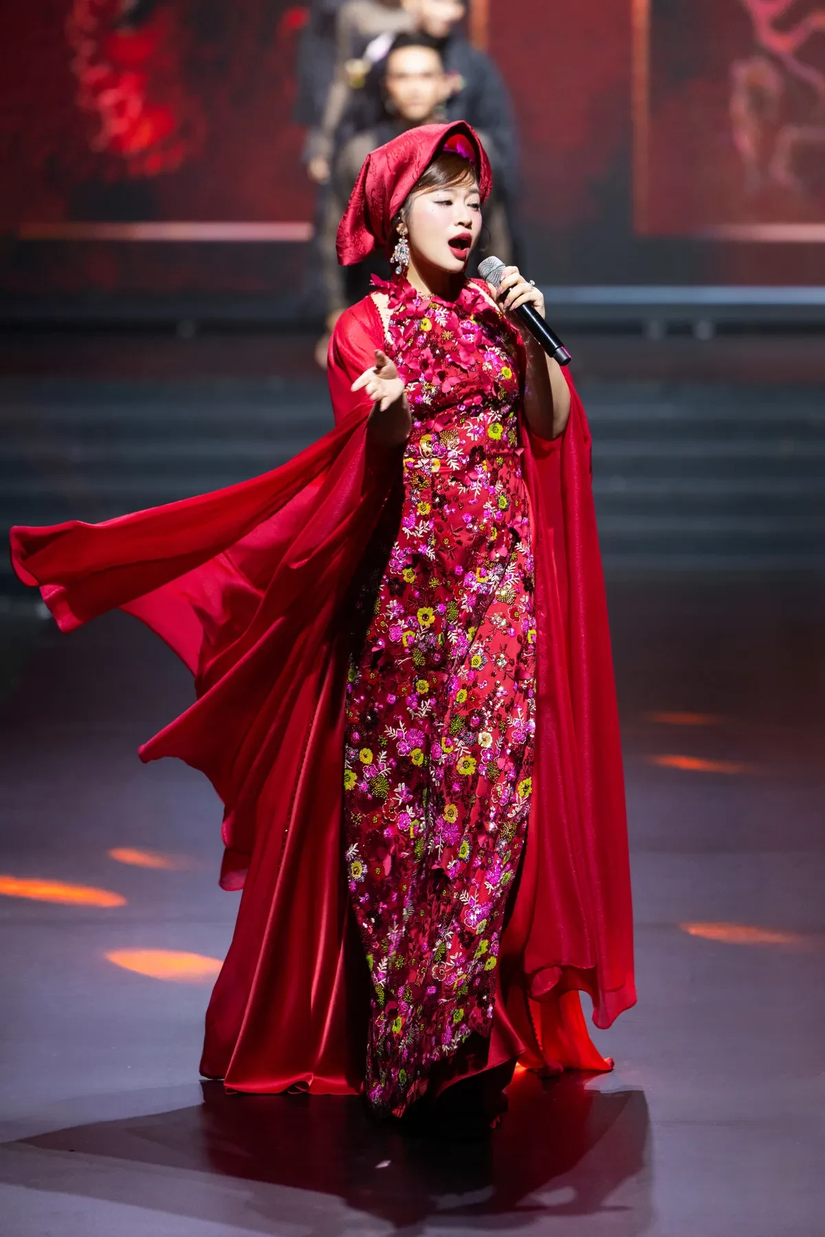 Sao mai Nguyễn Thu Hằng tái xuất trong show thời trang của Cao Minh Tiến - Ảnh 2.