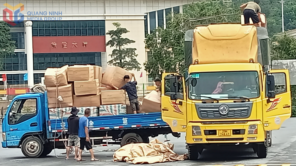 Bốc xếp hàng hoá tại cửa khẩu Bắc Phong Sinh