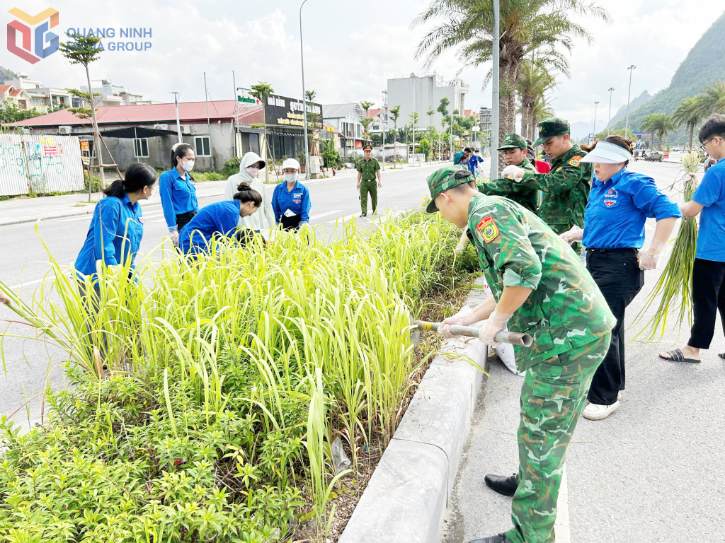 Lực lượng thanh niên tình nguyện tích cực tham gia dọn vệ sinh môi trường tuyến đường bao biển Hạ Long.