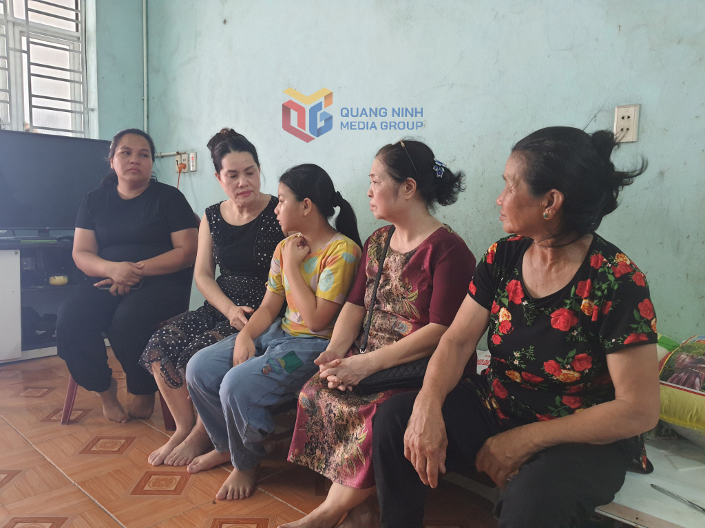 Các chị em tiểu thương Chợ Trung tâm Uông Bí thăm hỏi em Nguyễn Thị Thiên.