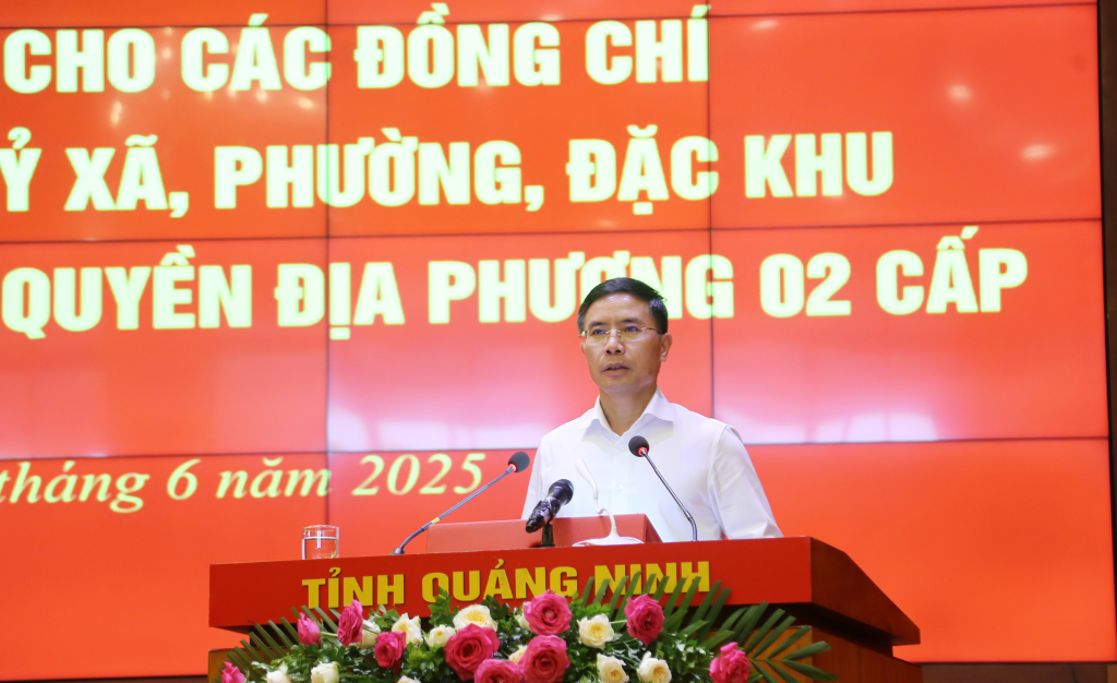 Đồng chí Phạm Đức Ấn, Phó Bí thư Tỉnh ủy, Chủ tịch UBND tỉnh,quán triệt chuyên đề “Lãnh đạo phát triển kinh tế - xã hội, bảo đảm quốc phòng – an ninh của chính quyền xã, phường, đặc khu theo mô hình chính quyền địa phương 02 cấp”.