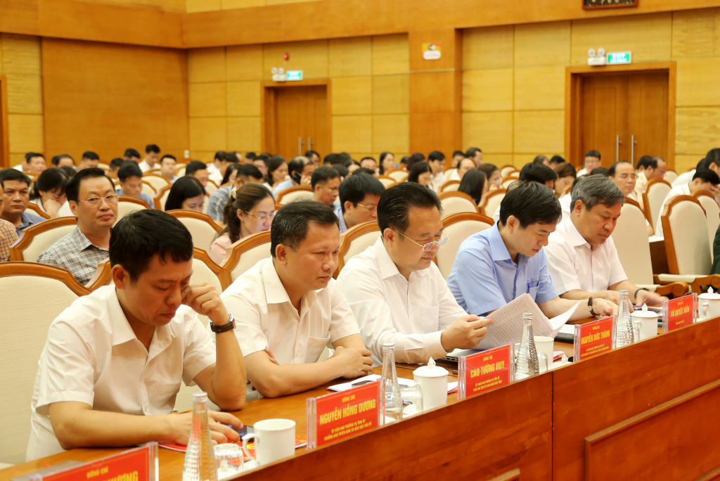 Các đồng chí lãnh đạo tỉnh tham dự hội nghị.