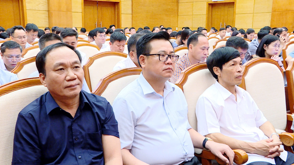 Các đại biểu nghe các đồng chí lãnh đạo tỉnh quán triệt các chuyên đề.