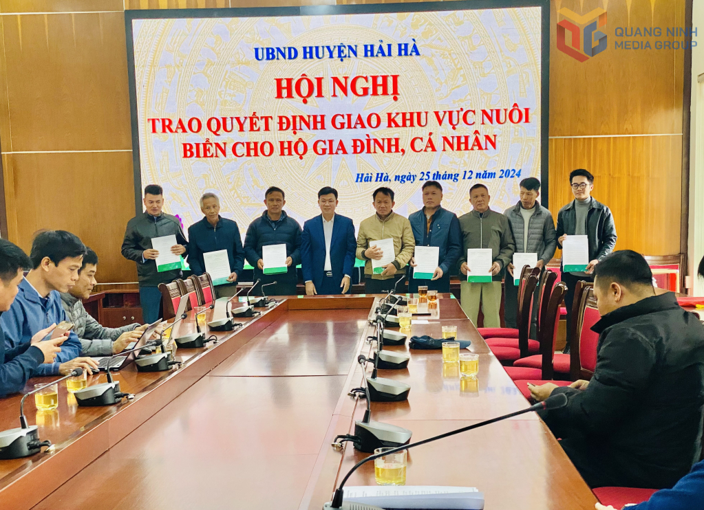 Huyện Hải Hà trao Quyết định giao khu vực nuôi biển cho 8 hộ dân trên địa bàn xã Quảng Minh ngày 25/12/2024 (Ảnh: Hải Hà)