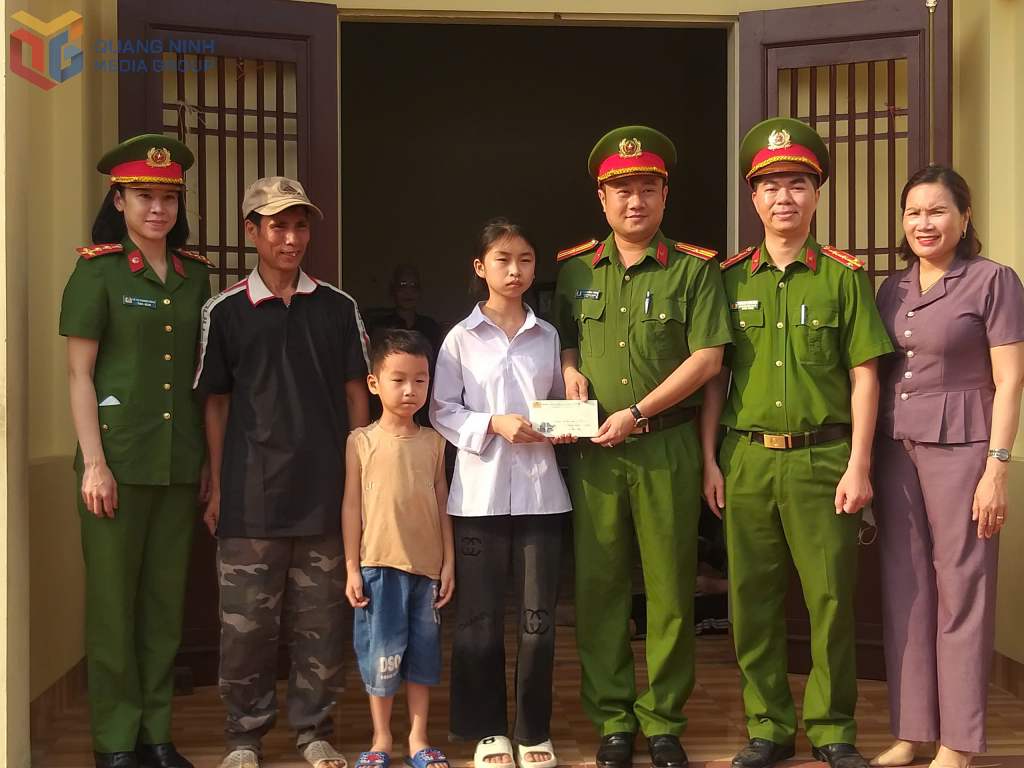 Em Lê Thị Lệ được Công an tỉnh Quảng Ninh trao hỗ trợ.