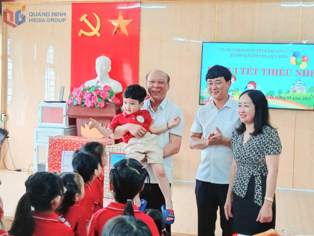 Lãnh đạo thị xã Quảng Yên thăm và chúc mừng các cháu học sinh tiểu học, mầm non trên địa bàn nhân ngày Quốc tế thiếu nhi 1/6/2025.