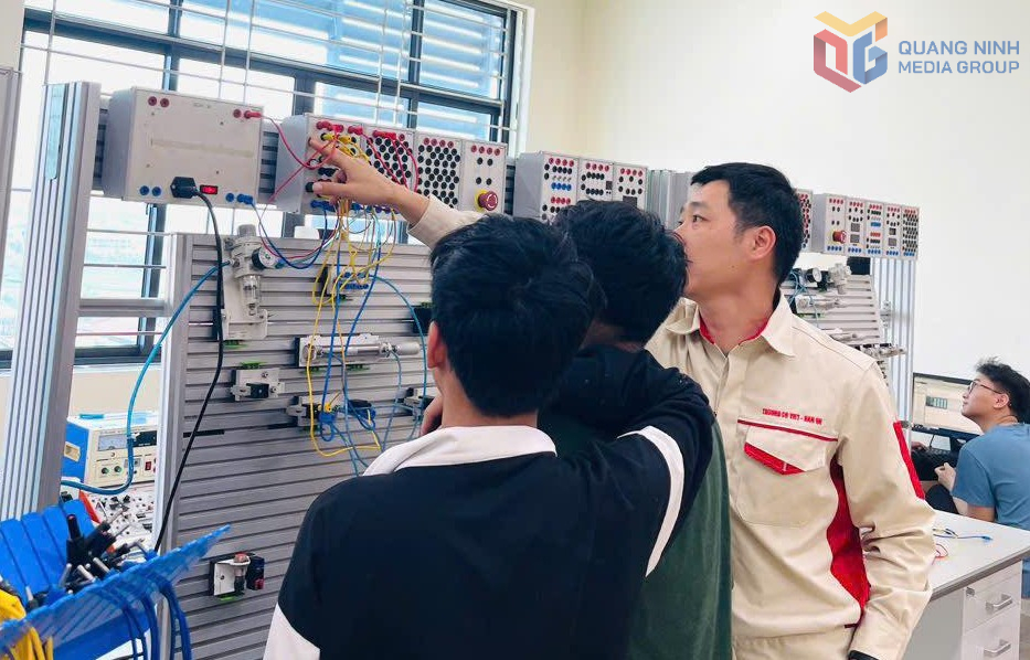 Giờ học thực hành của sinh viên Khoa Điện- Điện tử, Trường Cao đẳng Việt Hàn Quảng Ninh.