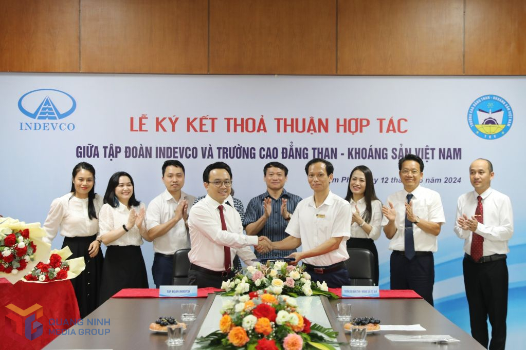 Tập đoàn Indevco và Trường CĐ Than - Khoáng sản Việt Nam ký kết thỏa thuận hợp tác phát triển nguồn nhân lực. Ảnh: Thu Phương