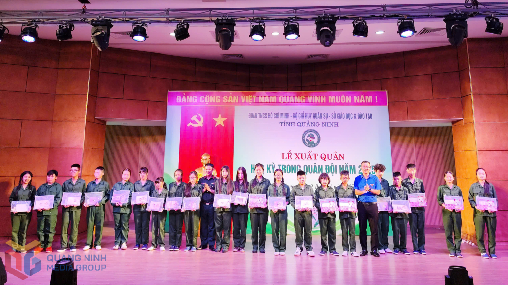 Đại diện lãnh đạo Tỉnh Đoàn và Bộ Chỉ huy Quân sự tỉnh tặng quà cho các em học sinh tham gia chương trình 