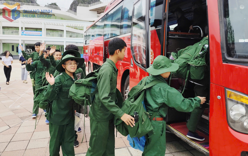 Các em học sinh hào hứng lên đường trong chương trình