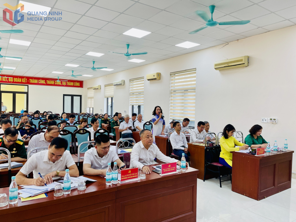Cán bộ, đảng viên phường Hồng Hà (TP Hạ Long) tích cực tham gia ý kiến đóng góp để hoàn thiện dự thảo báo cáo chính trị đại hội nhiệm kỳ 2025-2030.