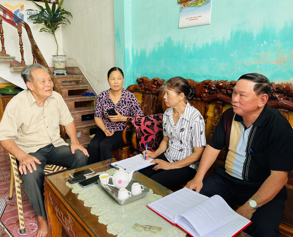 Ban công tác mặt trận khu phố 8, phường Hồng Hải tuyên truyền cho người dân về chủ trương thực hiện mô hình chính quyền địa phương 2 cấp.