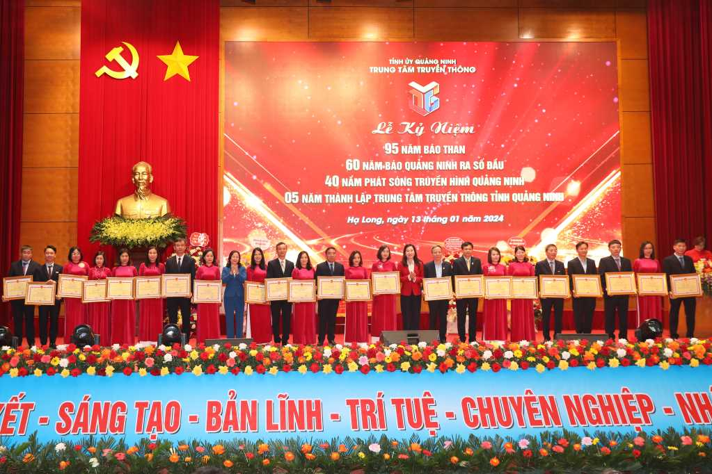 Đồng chí Vi Ngọc Bích, Phó Chủ tịch Thường trực HĐND tỉnh và đồng chí Nguyễn Thị Hạnh, Phó Chủ tịch UBND tỉnh trao Bằng khen UBND tỉnh cho các cá nhân có thành tích xuất sắc trong hoạt động báo chí tại Quảng Ninh