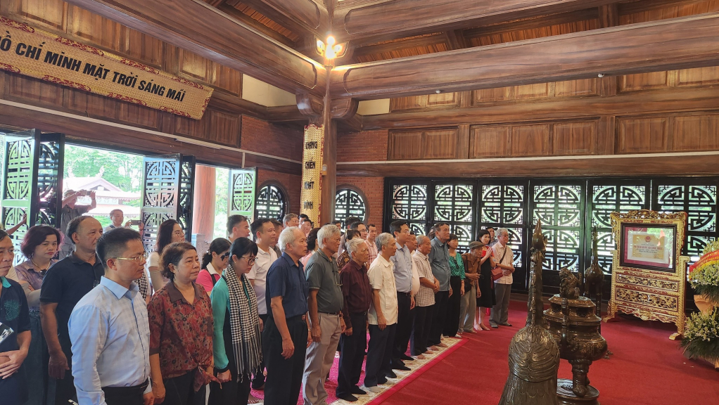 Đoàn công tác Hội Nhà báo tỉnh Quảng Ninh thăm khu di tích Trường dạy làm báo Huỳnh Thúc Kháng. Ảnh: Đàm Hằng