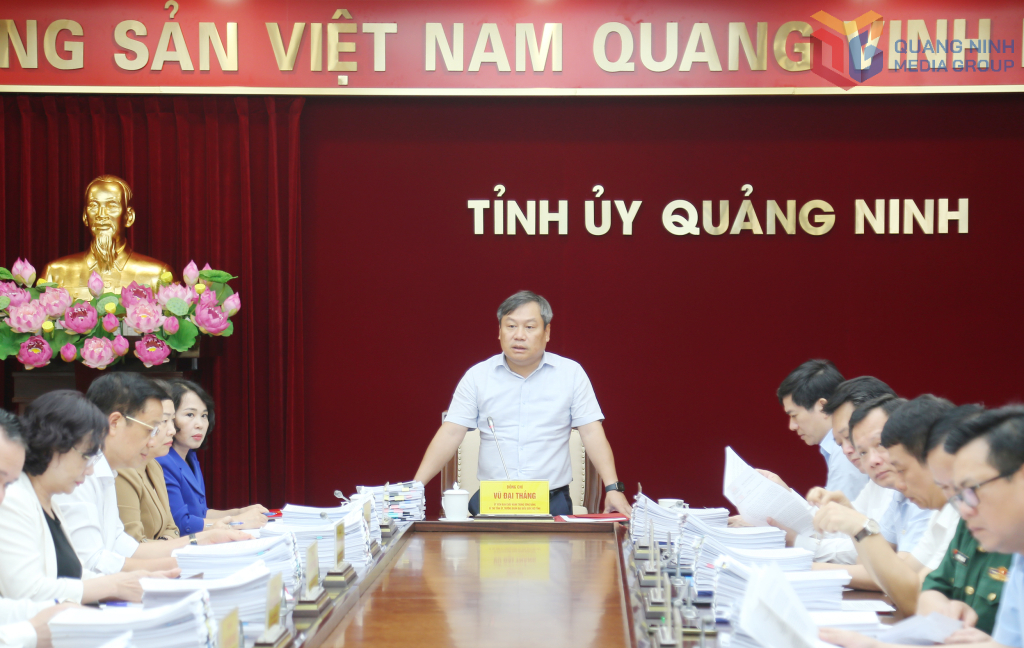 Đồng chí Vũ Đại Thắng, Ủy viên Trung ương Đảng, Bí thư Tỉnh ủy, Trưởng Đoàn ĐBQH tỉnh, kết luận hội nghị.