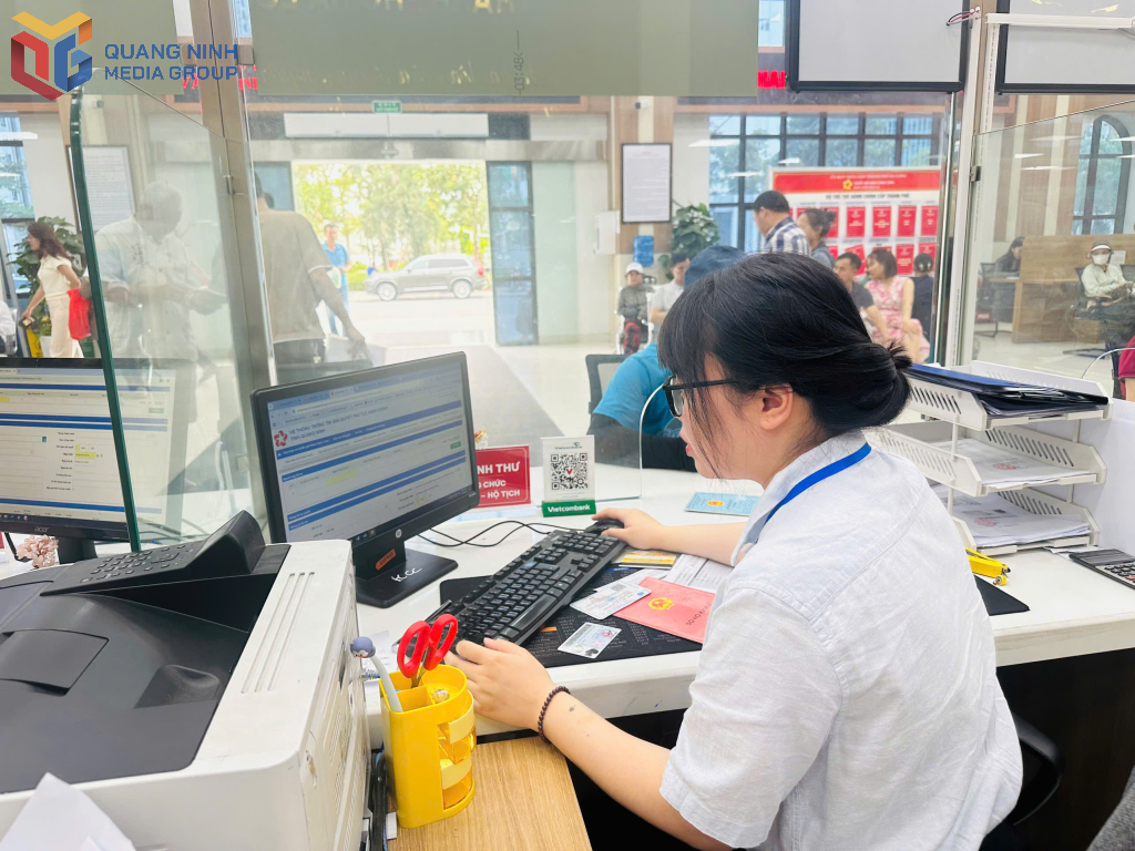 Công chức UBND phường Hồng Gai, TP Hạ Long thao tác trên hệ thống giải quyết thủ tục hành chính theo mô hình chính quyền 2 cấp.