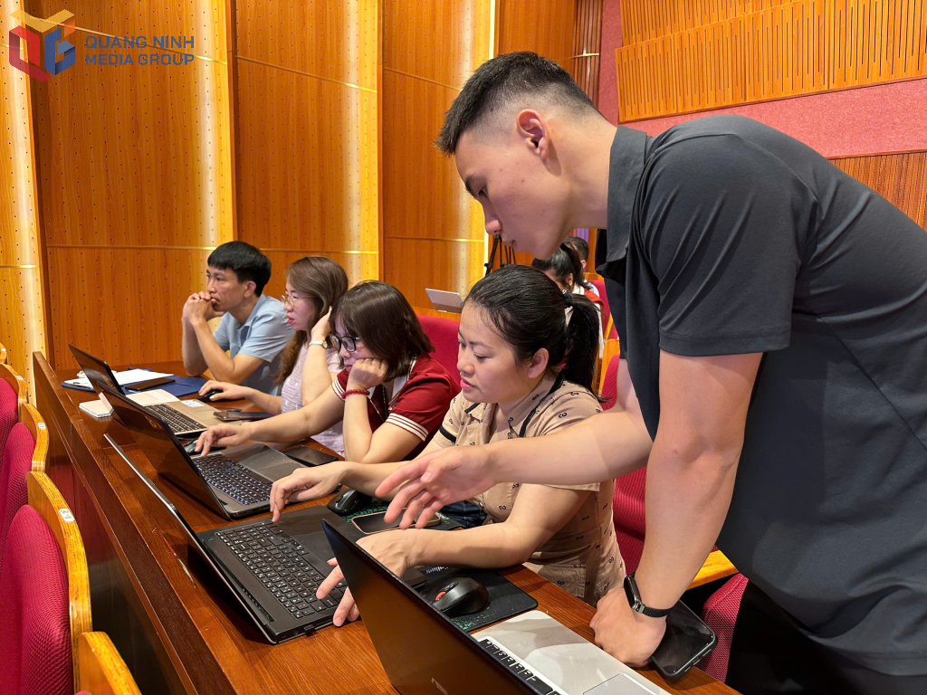 Đơn vị viễn thông hỗ trợ cán bộ, công chức, viên chức thao tác trên hệ thống giải quyết thủ tục hành chính.