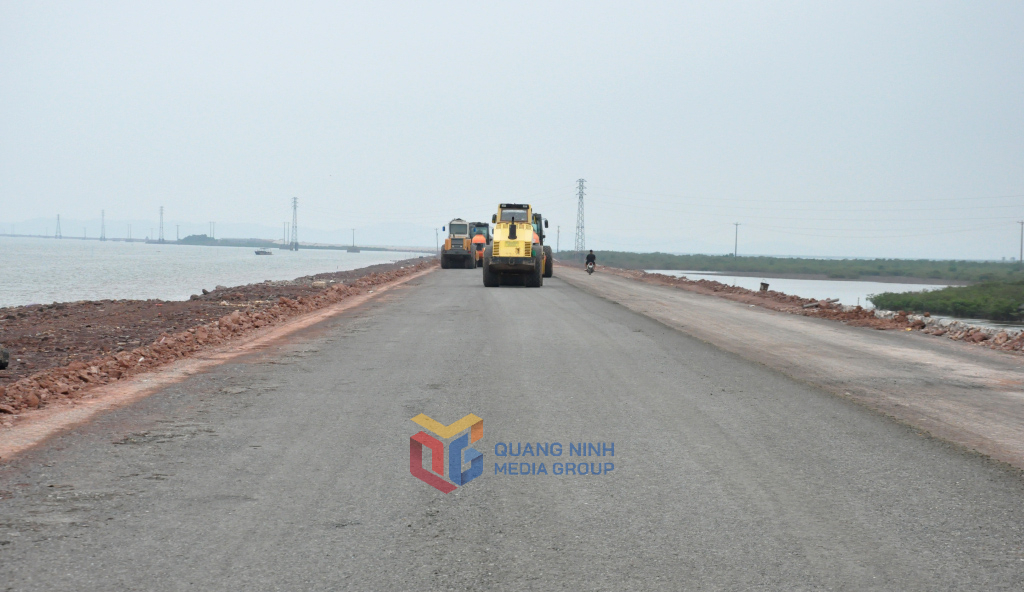 Thi công dự án đường kết nối cao tốc Vân Đồn-Móng Cái đến Cảng Vạn Ninh.