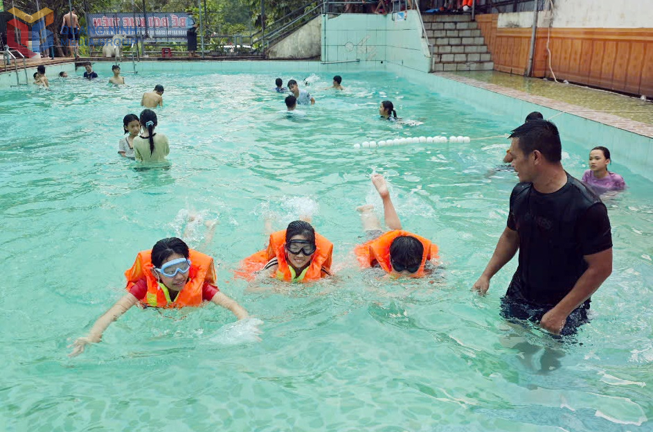Giáo viên dạy bơi hướng dẫn một tốp học sinh có hoàn cảnh khó khăn tại Trường Tiểu học thị trấn Tiên Yên (huyện Tiên Yên) thực hiện kỹ năng bơi tháng 6/2025.