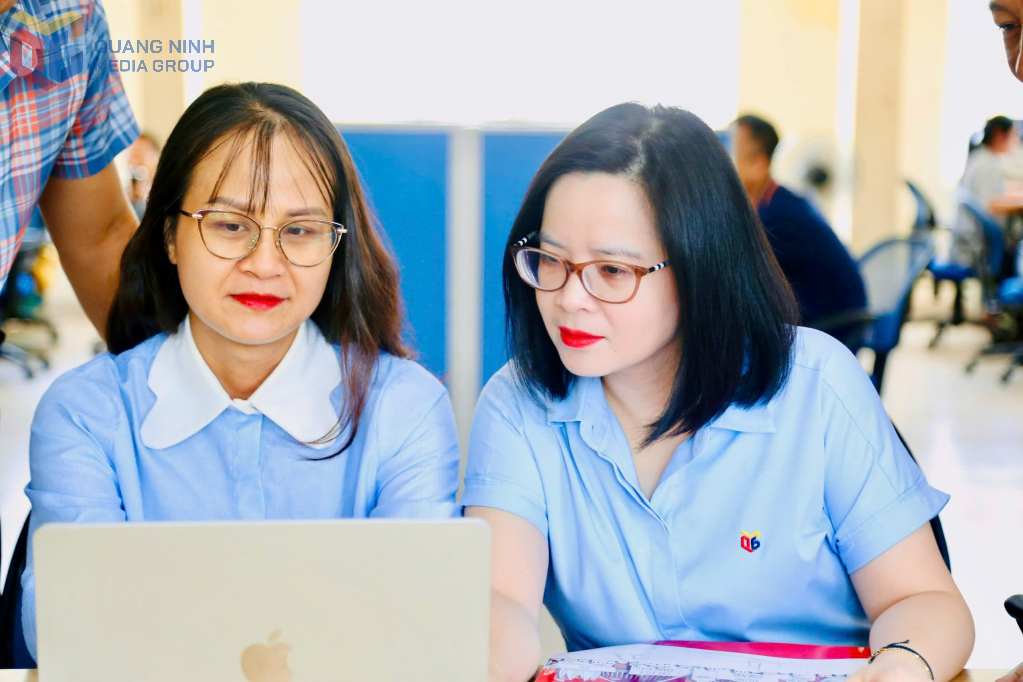 Nhà báo Minh Thu (phải) trao đổi nghiệp vụ, định hướng phóng viên thực hiện tác phẩm báo chí chất lượng cao. 