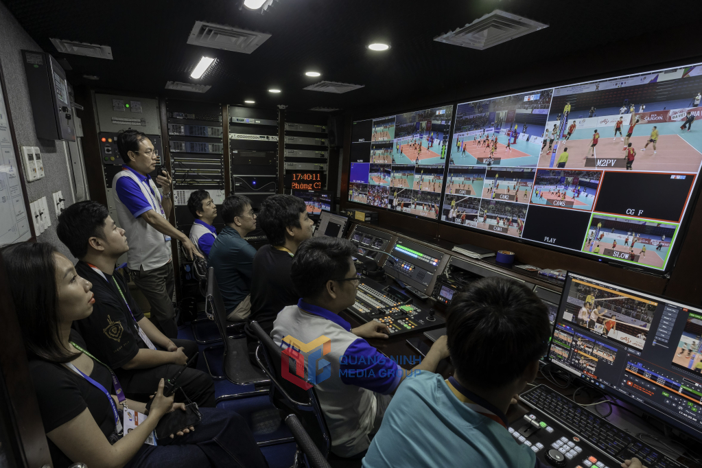 Nhà báo Tuấn Hưng cùng đồng nghiệp làm truyền hình trực tiếp Sea Game 31 diễn ra tại Quảng Ninh.