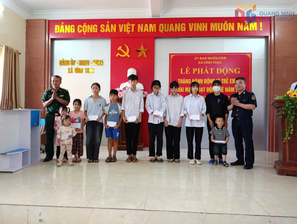 Đồn BP cửa khẩu Cảng Vạn Gia và Hải quan Cảng Vạn Gia tặng quà, góc học tập cho trẻ em có hoàn cảnh khó khăn tại xã Vĩnh Thực