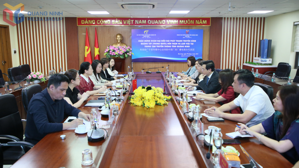 Trung tâm Truyền thông tỉnh Quảng Ninh (Việt Nam) hội đàm với đoàn công tác Đài Phát thanh Truyền hình Quảng Tây (Trung Quốc).