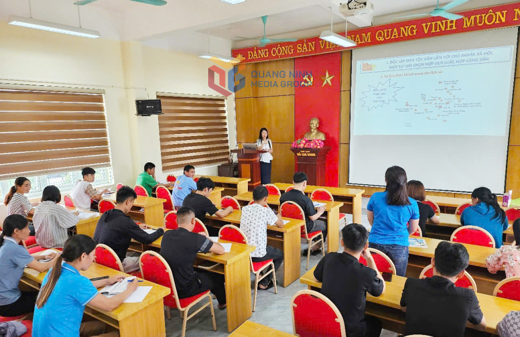 Một giờ học lý luận chính trị...