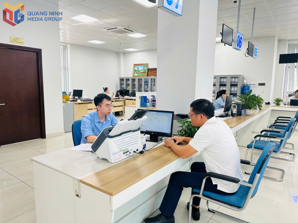 Cán bộ Trung tâm Phục vụ Hành chính công tỉnh hướng dẫn người dân sử dụng ví điện tử.