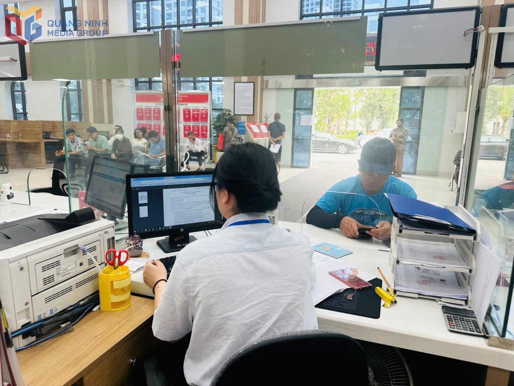 Công chức UBND phường Cao Xanh, TP Hạ Long dễ dàng thao tác trên hệ thống giải quyết thủ tục hành chính theo mô hình 2 cấp.
