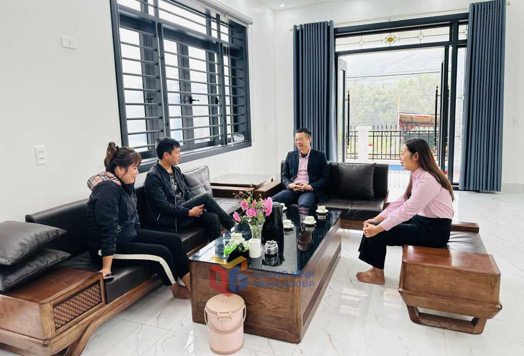 Ngôi nhà khang trang của anh Triệu A Tài, xã Đồn Đạc, huyện Ba Chẽ (thứ 2, bên trái).