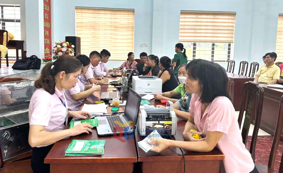 Ngân hàng Chính sách xã hội huyện Ba Chẽ giải ngân vốn vay cho người dân.