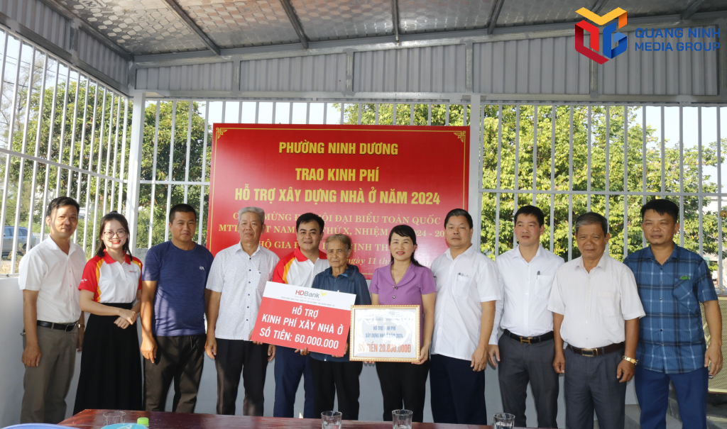 Uỷ ban MTTQ TP Móng Cái phối hợp cùng đơn vị tài trợ trao tặng kinh phí hỗ trợ xây mới nhà ở cho hộ cận nghèo trên địa bàn. Ảnh: Thu Hằng (Trung tâm TT-VH Móng Cái)