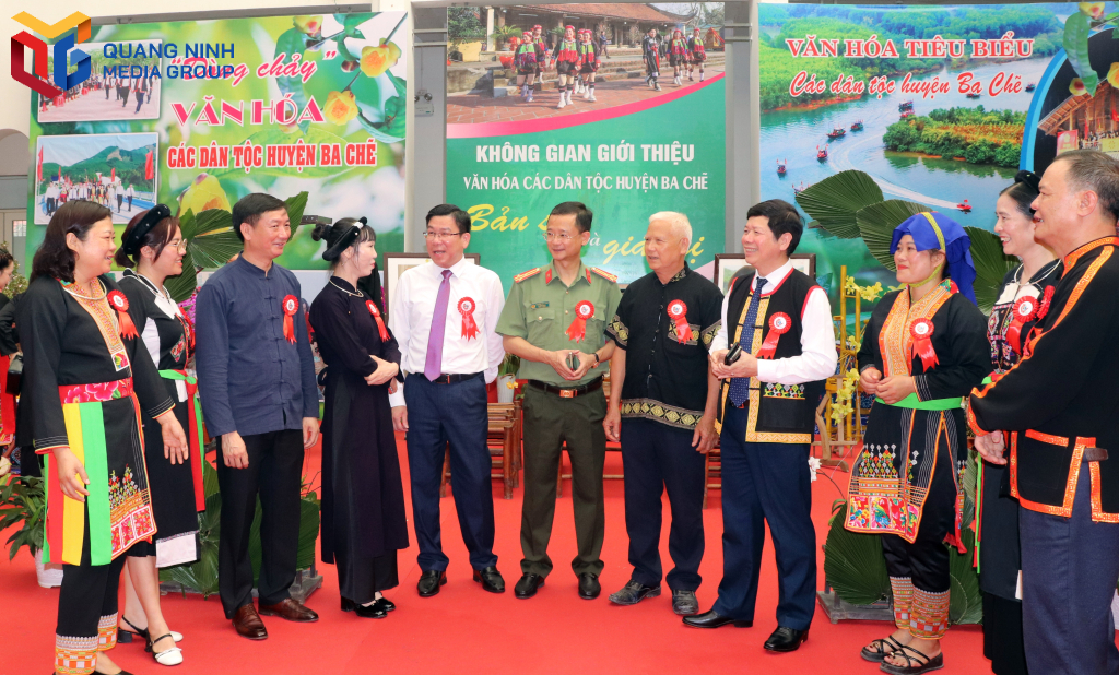Lãnh đạo Ban Dân tộc tỉnh và huyện Ba Chẽ trò chuyện với bà con tại Đại hội đại biểu DTTS huyện Ba Chẽ, tháng 5/2024.