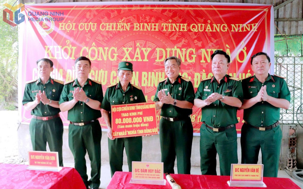Lãnh đạo Hội CCB tỉnh cùng Hội CCB TP Đông Triều trao hỗ trợ 