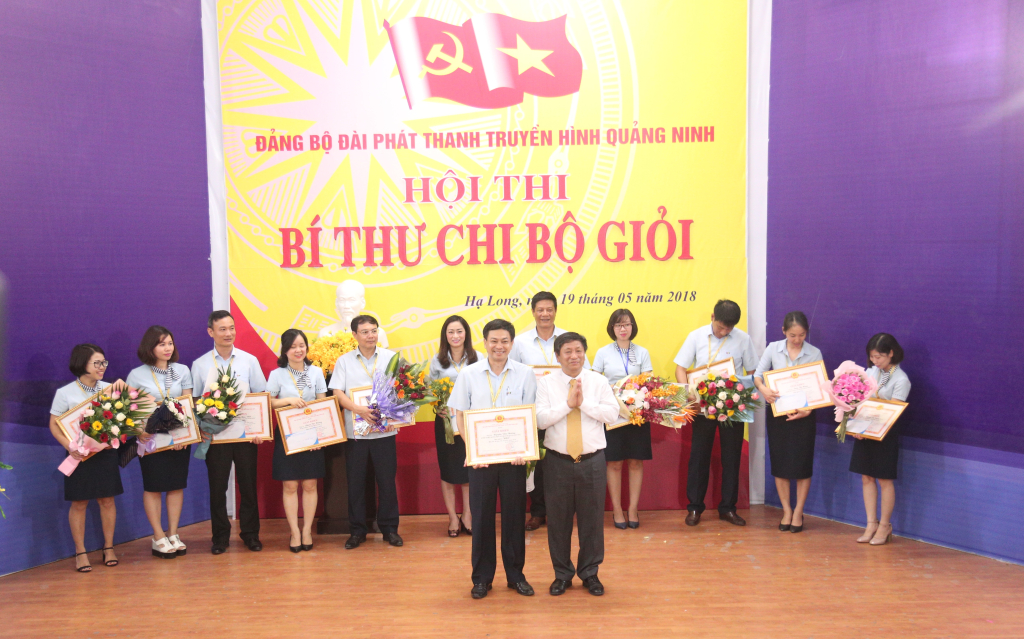Nhà báo Đỗ Ngọc Bích, Nguyên Giám đốc Đài PT-TH tỉnh tặng hoa chúc mừng
