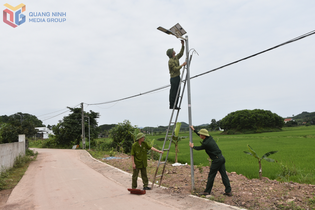 CCB xã Đài Xuyên, lắp đặt đèn chiếu sáng.