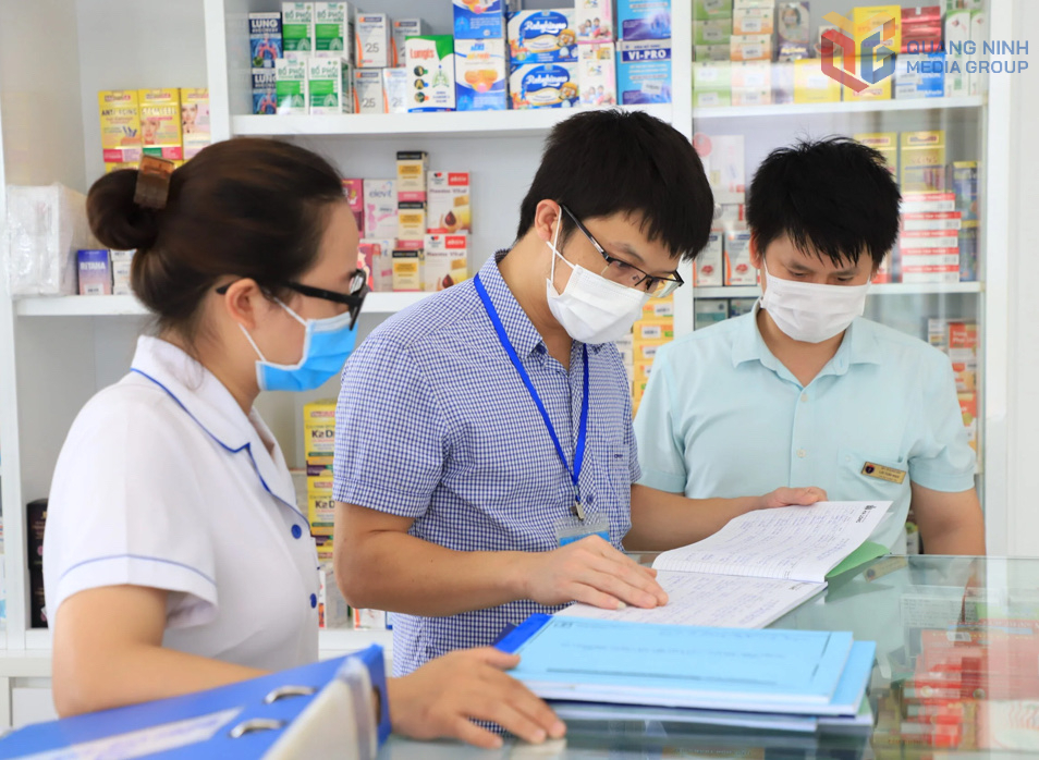 Đoàn của Sở Y tế tỉnh kiểm tra hoạt động bán lẻ thuốc, vật tư y tế tại các cơ sở kinh doanh thuốc trên địa bàn TP Hạ Long.