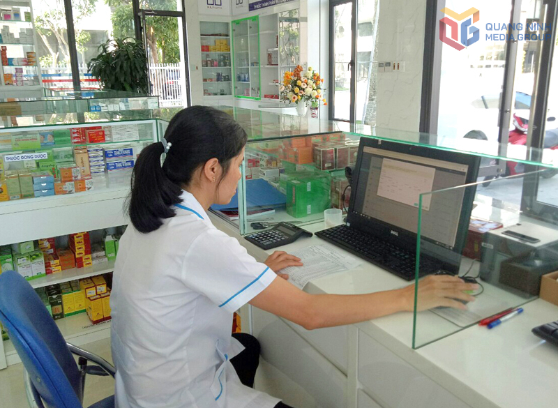 Nhập dữ liệu bán thuốc hằng ngày tại Nhà thuốc số 2, đường Trần Quốc Nghiễn, TP Hạ Long.